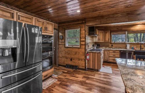 Luxury Lakeside Mountain Escape with Wraparound Deck Near Terra Alta, West Virginia - Foto 26