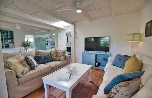 Pet Friendly & Firepit Minutes to Beach Sleeps 6 - Foto 29