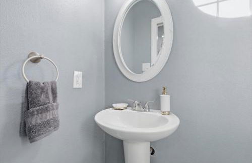 Parisian-Inspired 5-BD w Pool Playground Cinema - Foto 35