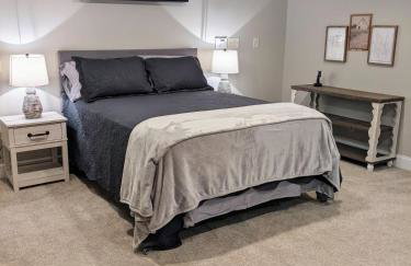 Walk to K-State, Sleeps 12, Pool Table, Hot Tub - Foto 27