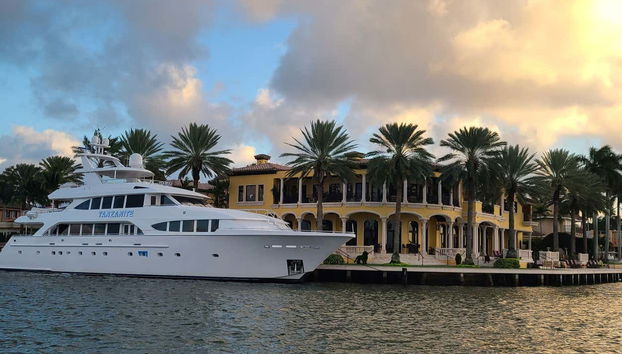 Contemplez des demeures et des yachts de luxe