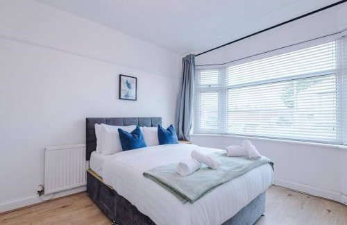 Classic 4 Bedroom House in Wirral with WiFi & Parking Sleeps 9 by PureStay - Foto 4