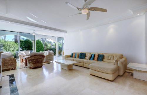 Large Ground Floor Apartment with Private Garden and Beach Access - Photo 23