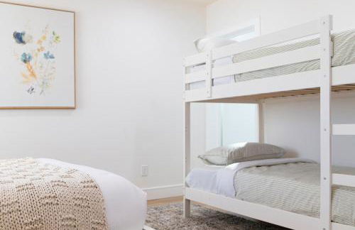 Grand 4-Bedroom - Brand New - Free parking and Patio - Photo 11