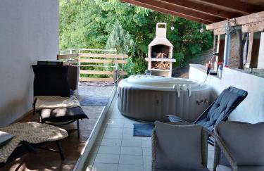 Plesivica Hillside Holiday Home With Hot -tub - Foto 1