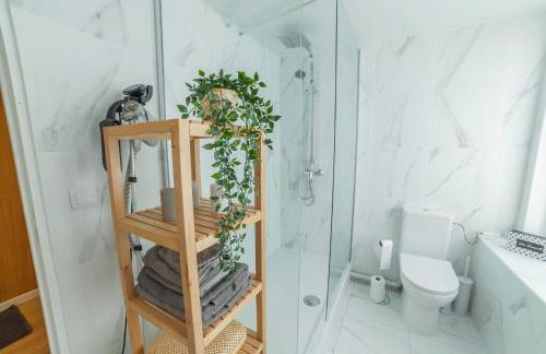 PRESTIGELOC - 3 Studios au Choix - 2 avec Sauna privé gratuit, 1 avec 3 Couchages, Centre-ville - Foto 15