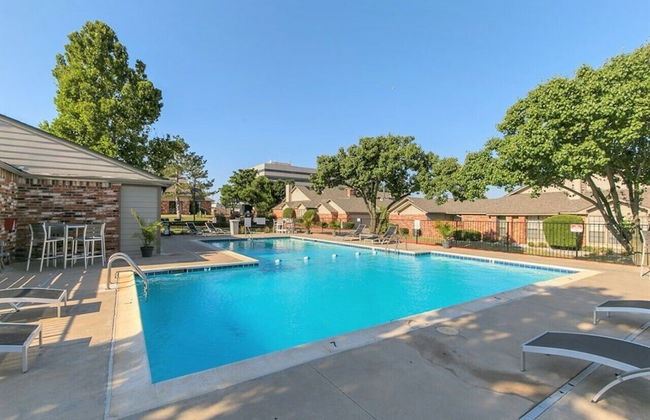 Private Bedroom Suite - Communal House near Integris Private - Photo 24