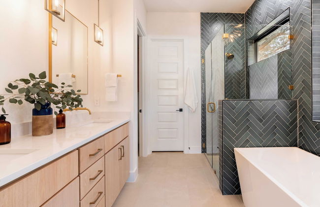 Modern Retreat w/ Pool, Guest House & Deck Lounge Henley by Avantstay - Foto 19