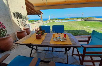 Blue Pastel-cliffside villa, shared pool, wild sandy beach nearby - Foto 11