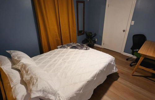 Kitchen, Laundry & Fenced Yard - Foto 14