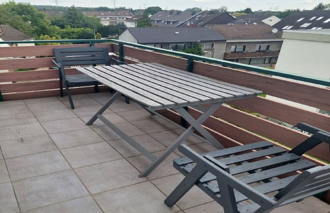 Modern Apartment With Balcony - Photo 36