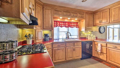 Simple Cranberry and Wine Farm Home with Fire Pit! - Foto 2