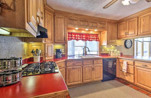 Simple Cranberry and Wine Farm Home with Fire Pit! - Photo 2