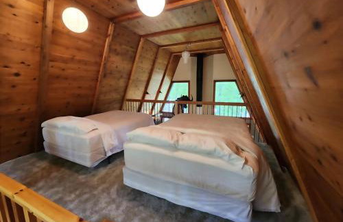 Lakefront Cabin with Loft and Bar - Foto 16