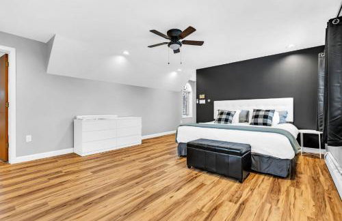 Maine Pondfront Home Sleeps 22 - Pool & Hot Tub - Photo 24