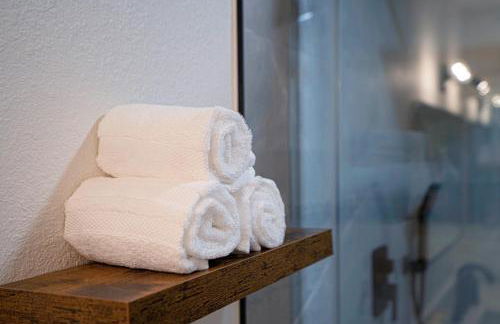 Spacious Modern Retreat w Game Room and Yard - Foto 44