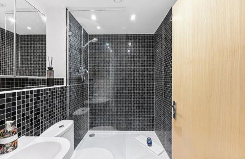 Elegant 2 Bedroom Apartment with Balcony - Near the High Street - Free Parking, Fast Wifi and Sky TV by Yoko Property - Foto 6