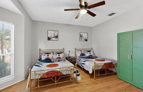 Newly updated 5BR/2.5BA w/pool sleep 16 ppl• - Photo 41