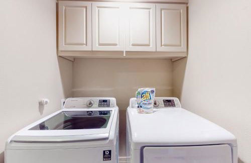 Lakefront home with hot tub, dock, kayaks, central AC, & great lake views - Foto 28