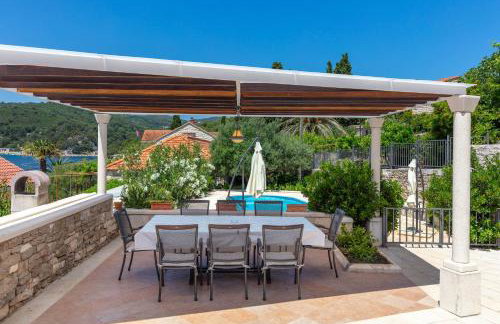 Your Family Oasis by the Sea Villa Mir Vami, heated pool - Photo 5