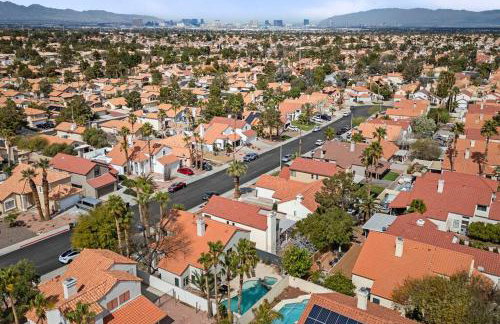 4Br Model Home w Pool and Pool table in Henderson - Foto 9