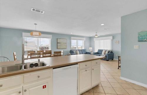3BR Condo Gulf Views with Pool, Boat Launch and Dock - Photo 9