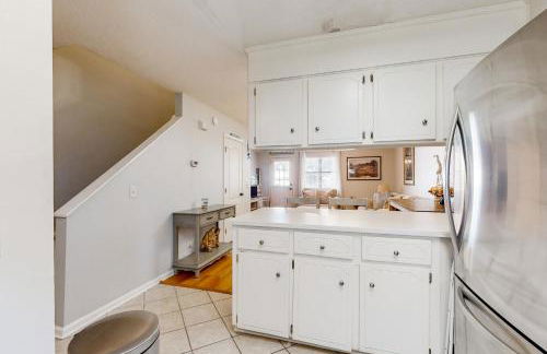 Inviting condo with an outdoor pool, washer/dryer, & AC - near the beach - Foto 10