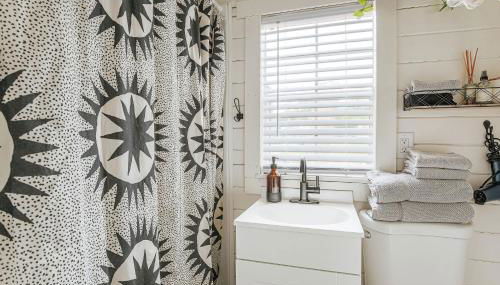 Downtown Tiny Home near Shenandoah National Park - Foto 4, towels, Shower, heating