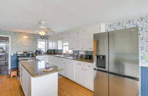 Cherryfield Home with Decks On Historic Horse Farm - Foto 2