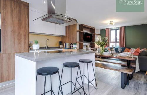 Spacious 5-bedroom Contractor House Sleeps 7 with Parking by PureStay - Foto 17