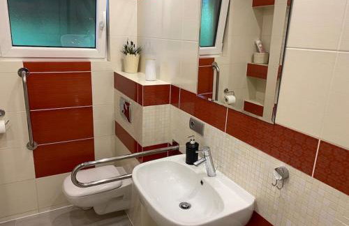 4 Bedroom family house with access to a hot tub - Photo 34