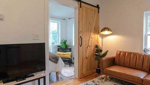 Retro Retreat renovated 2BR, desk, no chore list! - Foto 2