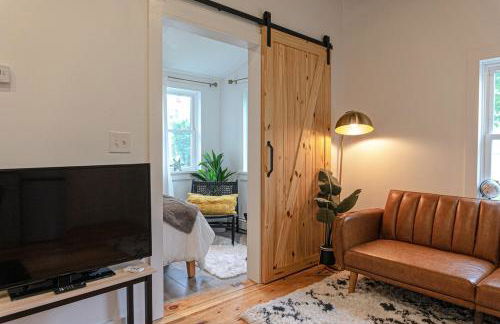 Retro Retreat renovated 2BR, desk, no chore list! - Foto 2