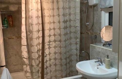 2-Bed House Sleeps 4 - Enclosed Garden - Tv & WiFi - Photo 4