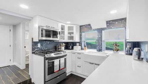 Lakefront cottage with AC - Photo 4