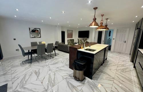 Luxury 5BR Stay With City Access - Photo 35