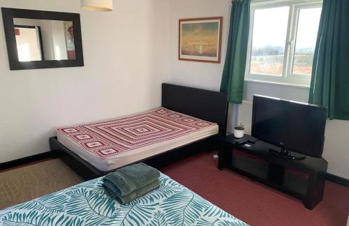 1 Bedroom annex, private bathroom, peaceful area - Photo 3