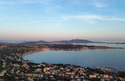 VUE EPOUSTOUFLANTE SUR BANDOL & LA MER 2 pièces, piscine tout confort 4 étoiles, très calme, terrasse spacieuse sans vis à vis, parking privé résidence standing - Foto 2