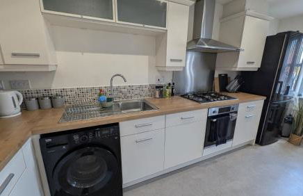 Large Modern House with Private Parking - Foto 22