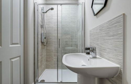 Beautiful and comfortable home away from home with free parking, fast wifi and white crisp hotel standard linen hosted by Our Home Short Stays - Photo 29