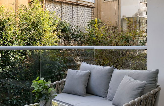 Quiet Hideaway & Terrace near Beach by FeelHome - Foto 12