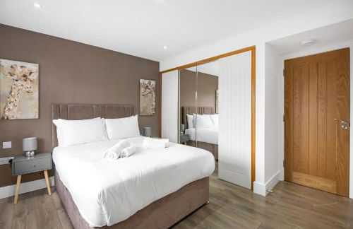 Spacious 4 Bedroom Home, Prime Location, Parking - Photo 17