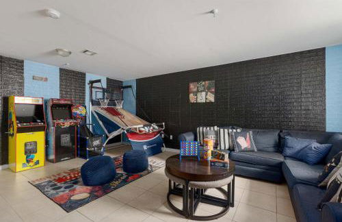 Newark Gem Ruby 3BR, 3BA - Sleeps 14 - Walk to Prudential Center and Newark Penn Station, Near EWR and American Dream Mall, includes Parking - WiFi - Laundry - Backyard - Gym - Foto 19