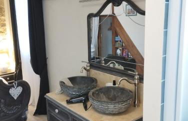 Chez Jérôme, au pied de la cité médiévale - Foto 11