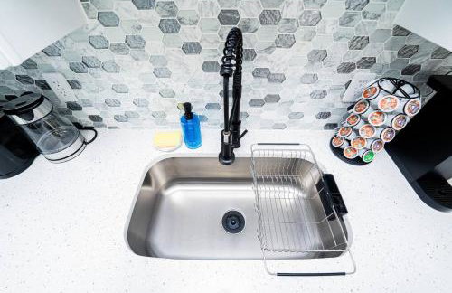 Close to the Action, Peaceful When You Return - Foto 21