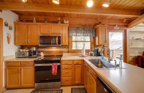 Smoky Mountain Vacation Rental with Large Deck! - Foto 10