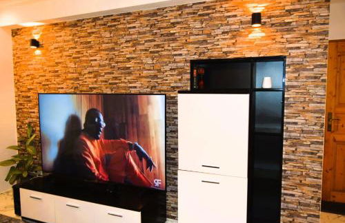 GHomeT - 6 Zimmer Wohnung with parking - Up to 10 guests - Monteur, Handwerker & Large family welcome - Foto 2