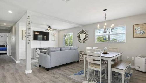 Waterfront Home Game Room Ping Pong Outdoor Bar Area - Foto 5