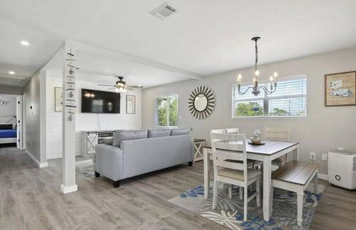 Waterfront Home Game Room Ping Pong Outdoor Bar Area - Foto 5