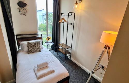 Cute 3 Bedroom House Near Etihad Stadium and CoOp arena with parking - Foto 22